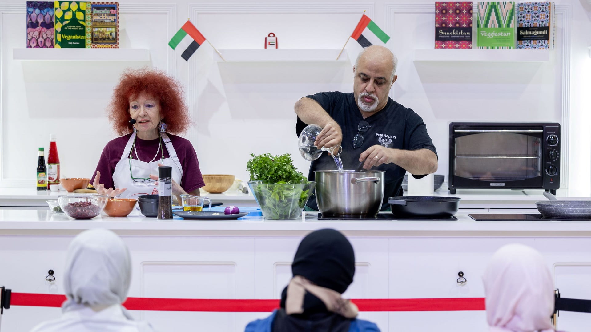 صورة بعنوان: الشيف البريطانية سالي تأخذ جمهور معرض الكتاب للمطبخ الإيراني 