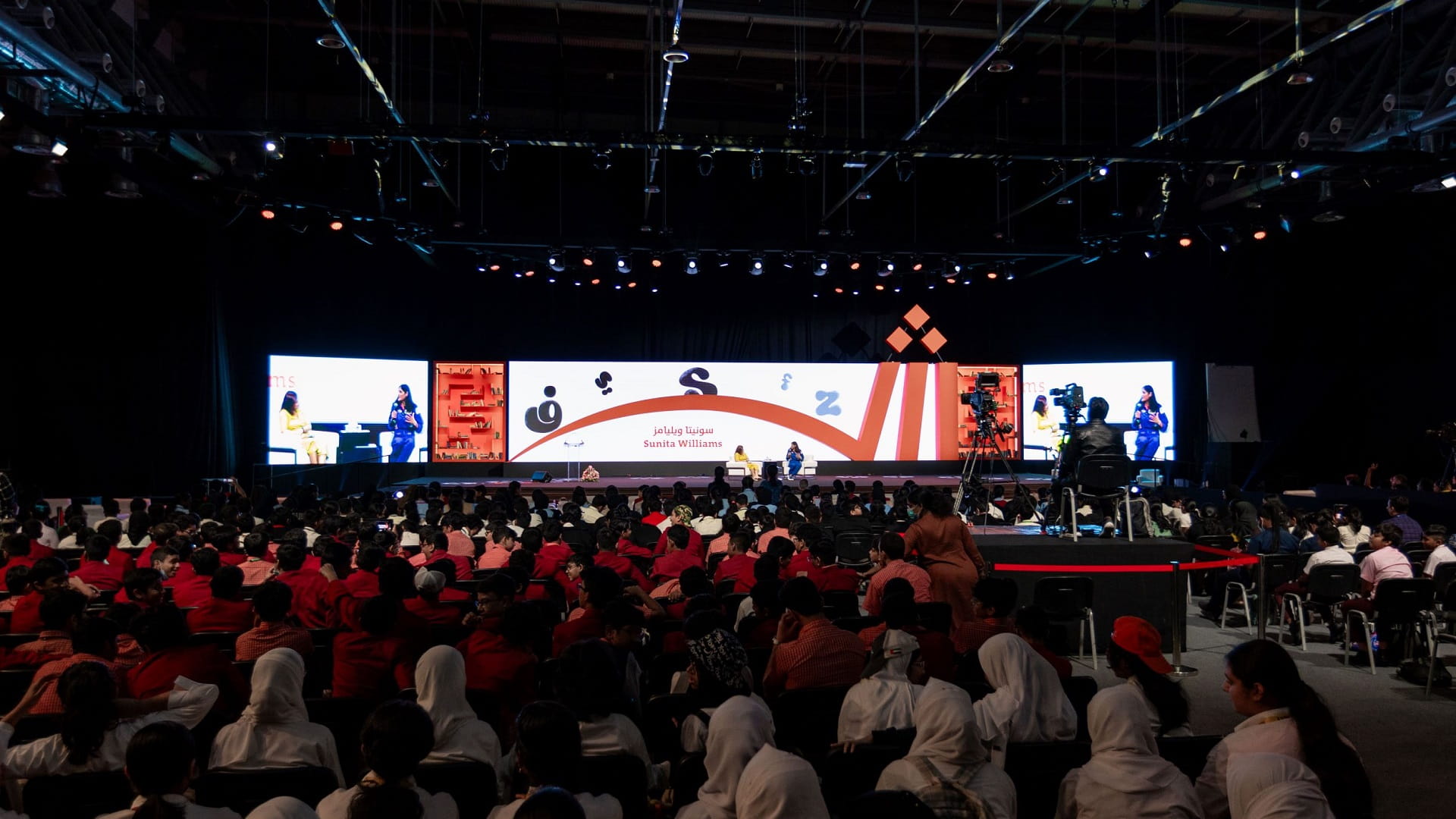 صورة بعنوان: روائع الكتب والشعر وسحر الفضاء تلهم زوار الشارقة للكتاب بيومه الـ9 