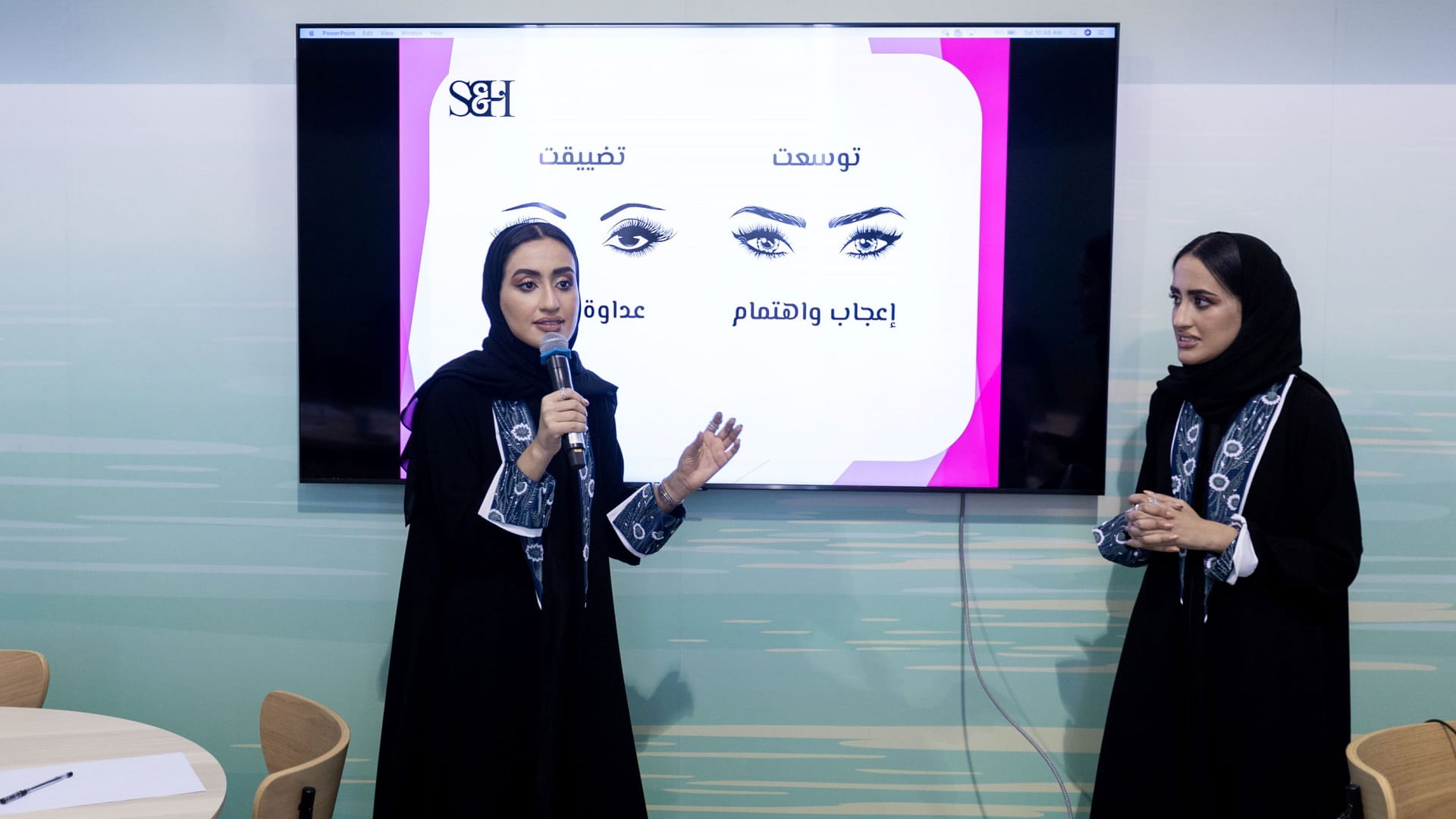 صورة بعنوان: سارة وهاجر تأخذان جمهور معرض الكتاب في رحلة إلى "خبايا لغة الجسد" 