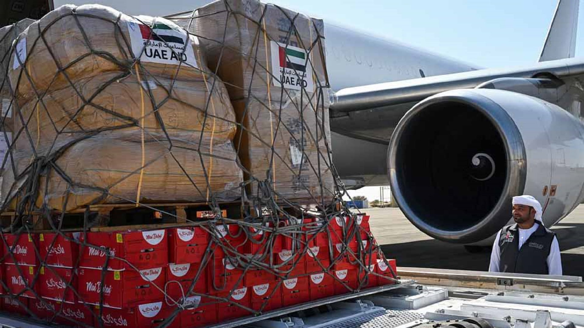 Image for the title: Two aid UAE aircraft arrive in Amdjarass 