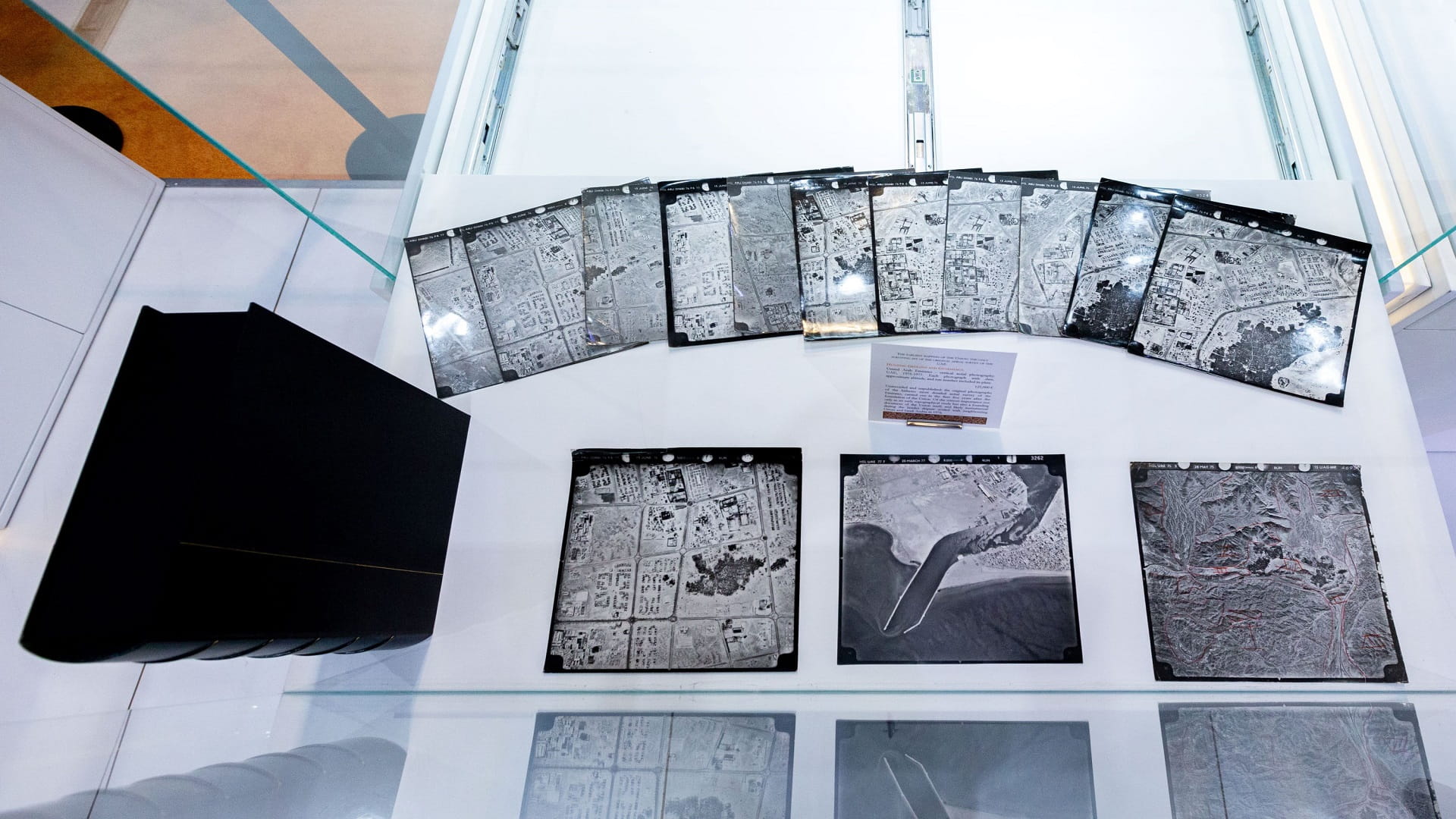 صورة بعنوان: أول صور جوية لدولة الإمارات بعد الاتحاد تتوسط كنوز الشارقة للكتاب 