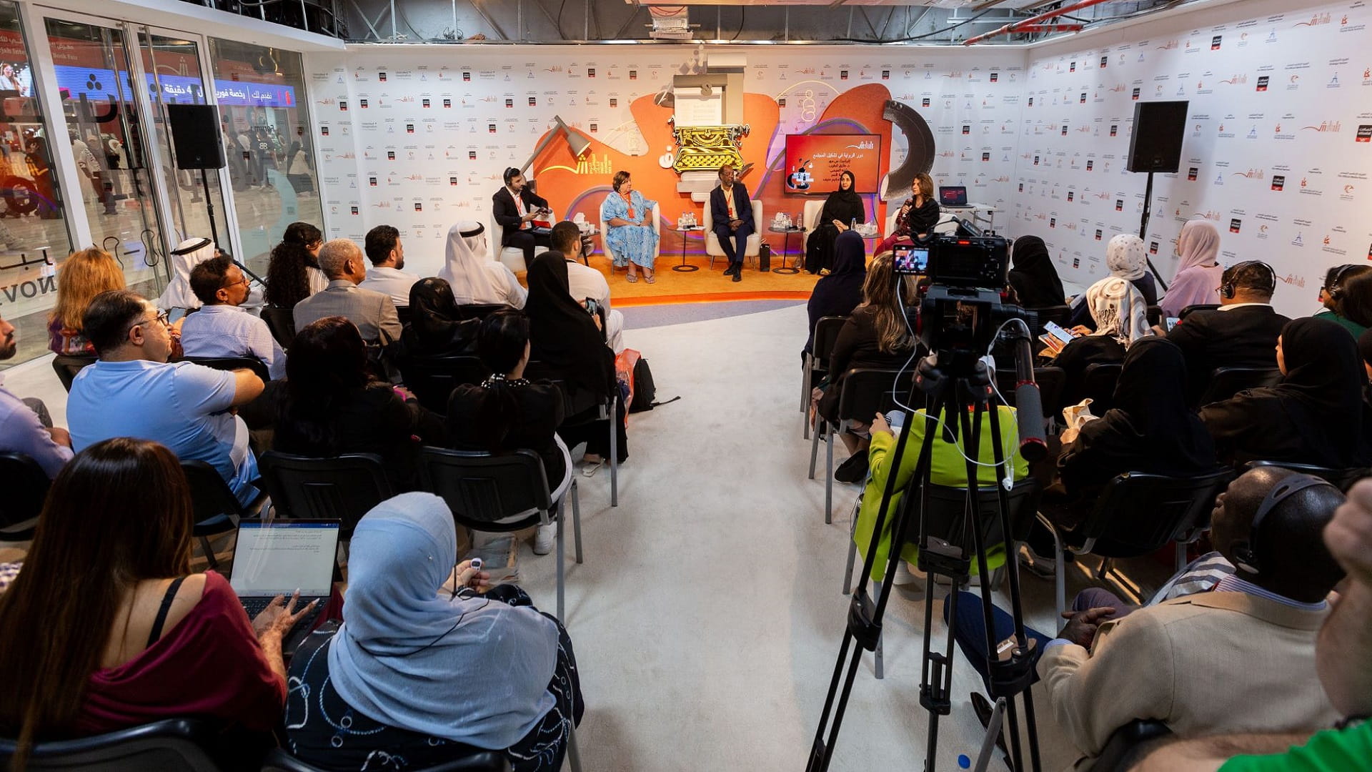 صورة بعنوان: روائيون:كتابة القصة تبدأ من التجربة والأدب يلعب دوراً في المجتمعات 