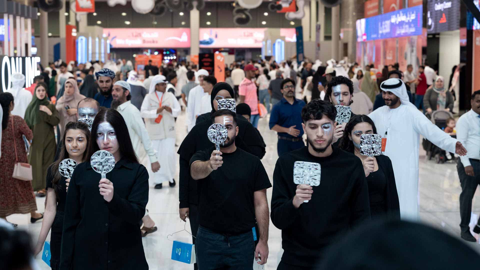 صورة بعنوان: "التأمل أمام المرآة" يكتشف الذات والجمال في "الشارقة للكتاب" 