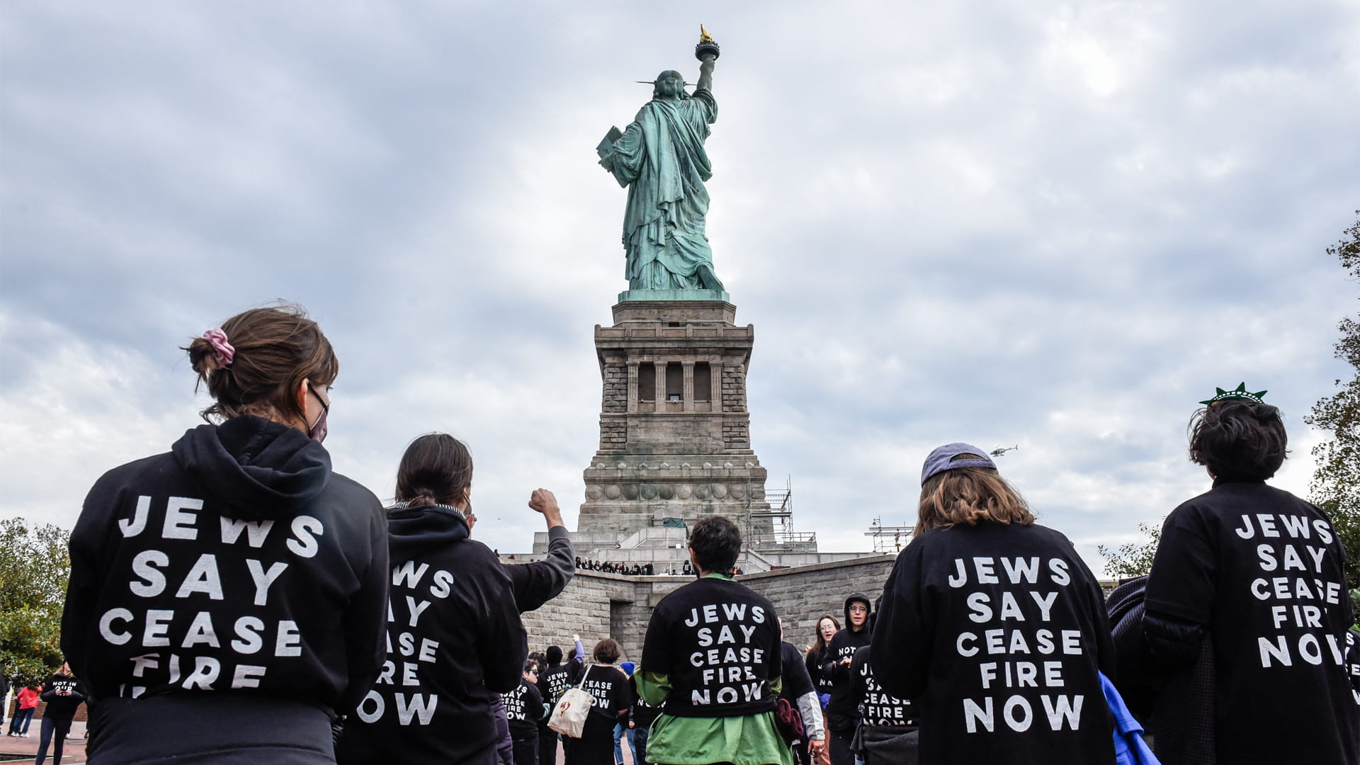 صورة بعنوان: تمثال الحرية يشهد احتجاج نشطاء السلام مطالبين بوقف مجزرة غزة  