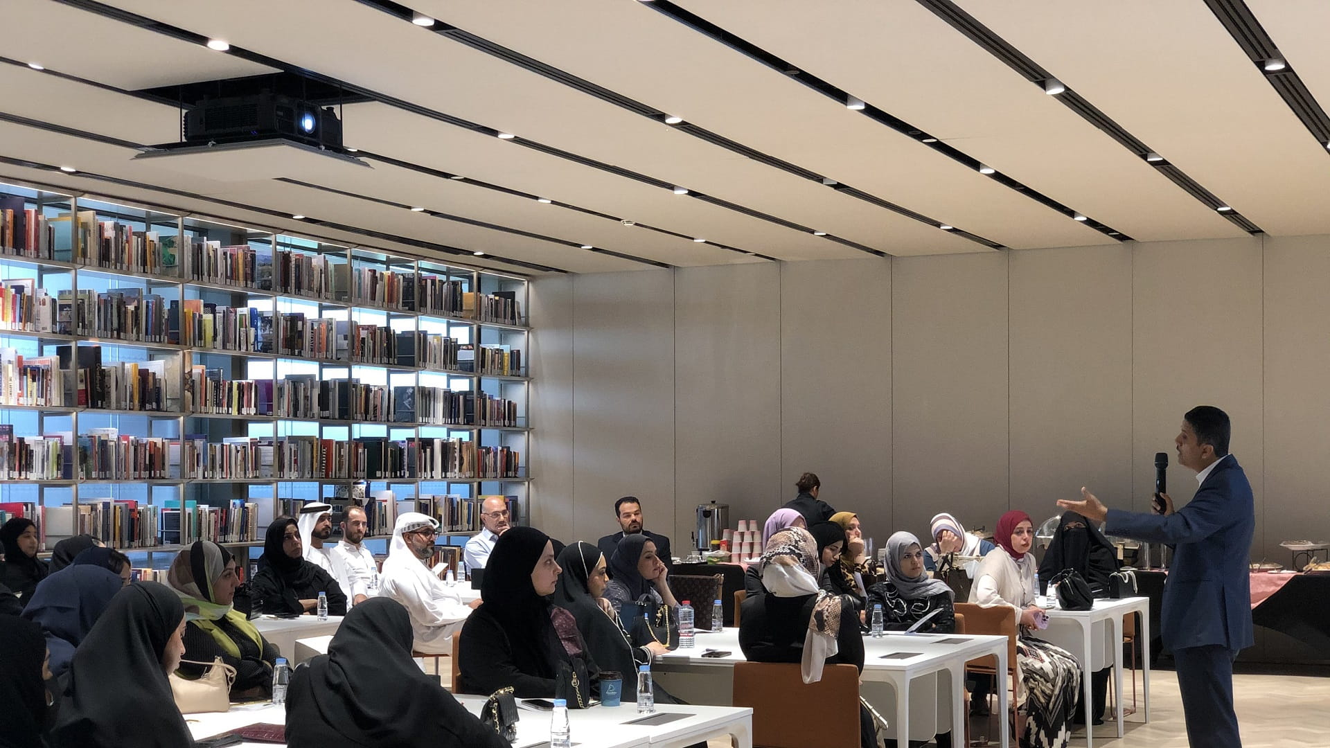 صورة بعنوان: اجتماعية الشارقة تنظم عمل الجمعيات والمؤسسات الأهلية بالإمارة 