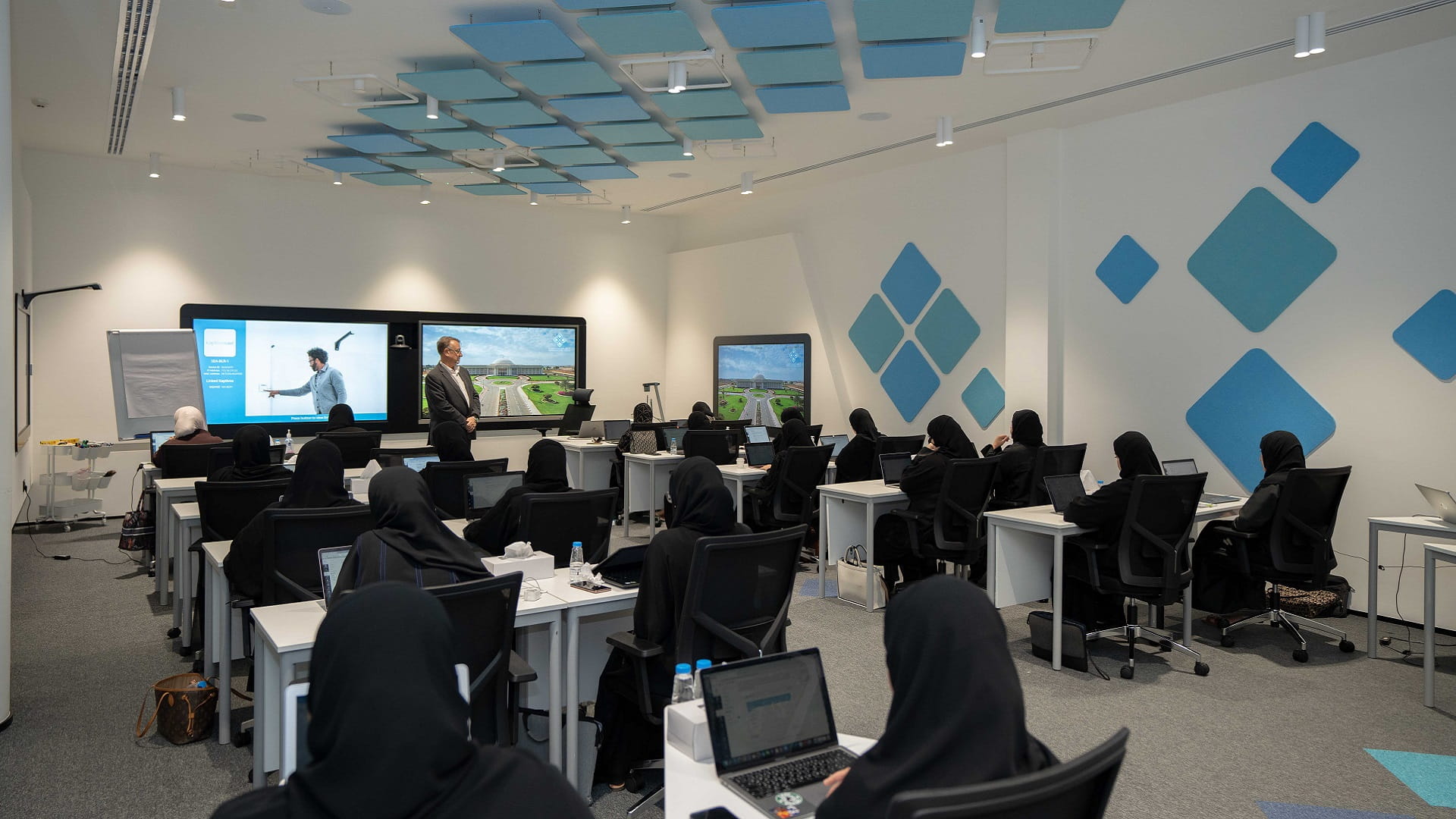 صورة بعنوان: أكاديمية الشارقة للتعليم تُبرم شراكة مع "كامبردج" 