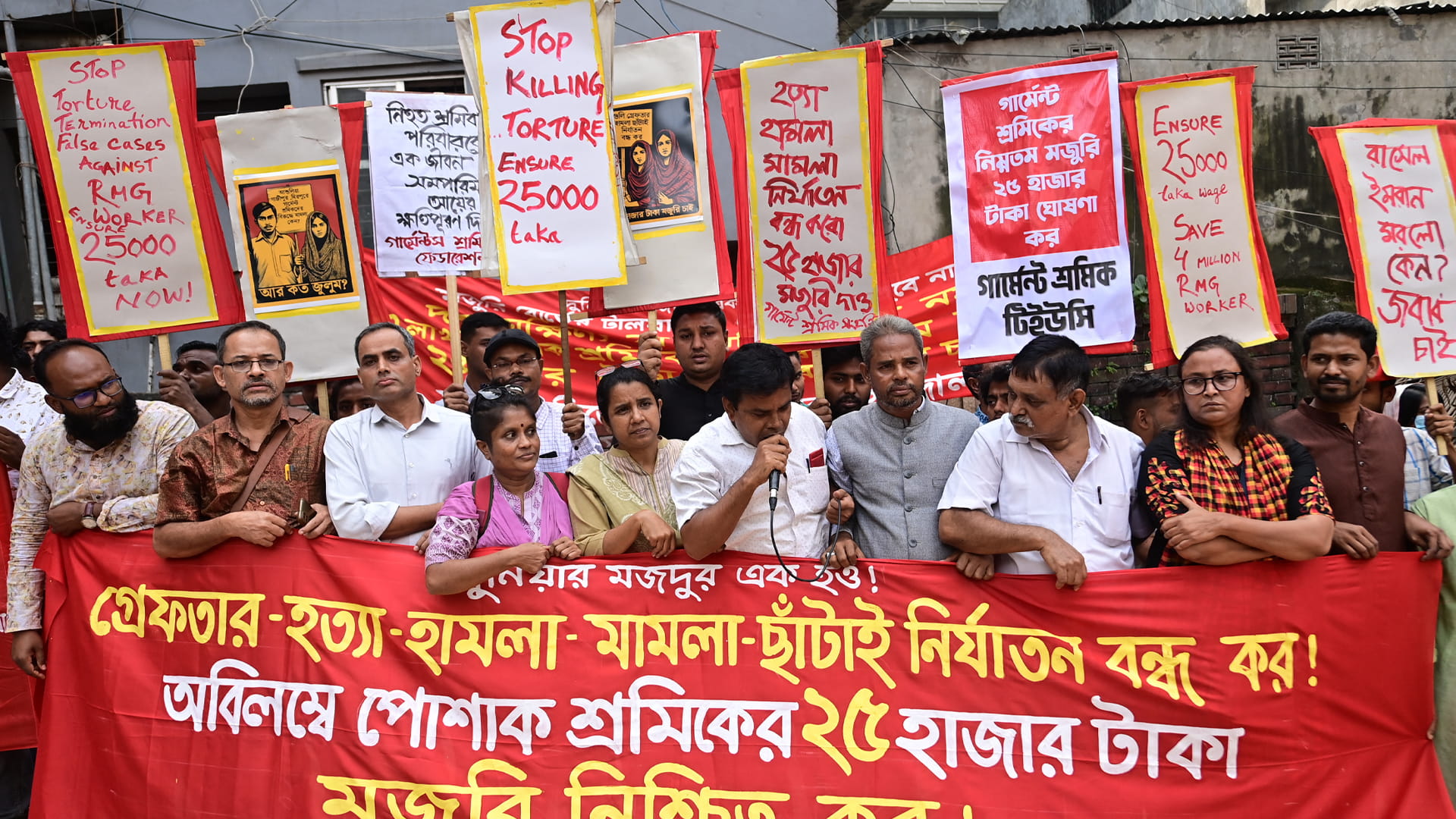 صورة بعنوان: بنغلادش ترفع الأجور..وعمال النسيج يرفضون الزيادة المتواضعة 