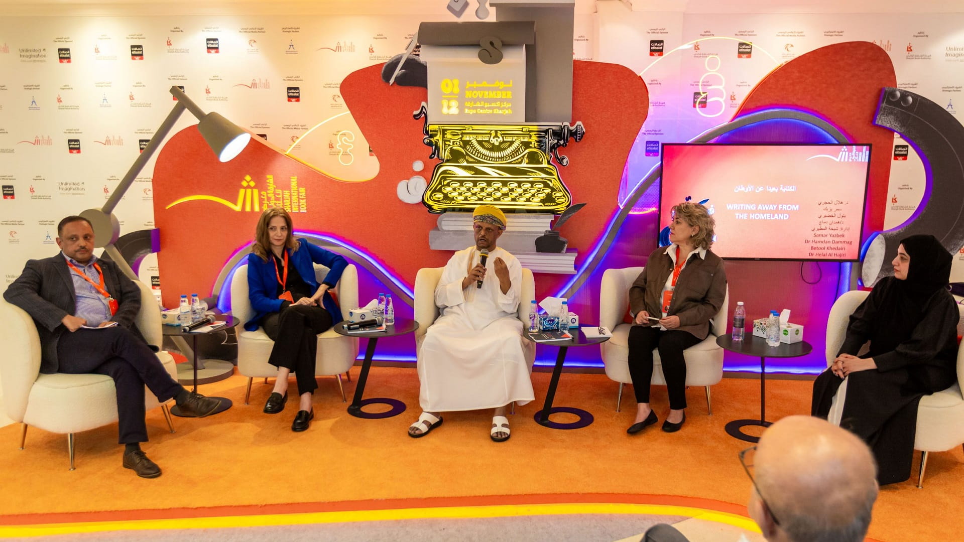 صورة بعنوان: معرض الشارقة للكتاب يدعو إلى مفاهيم جديدة تصف "البعد عن الأوطان" 