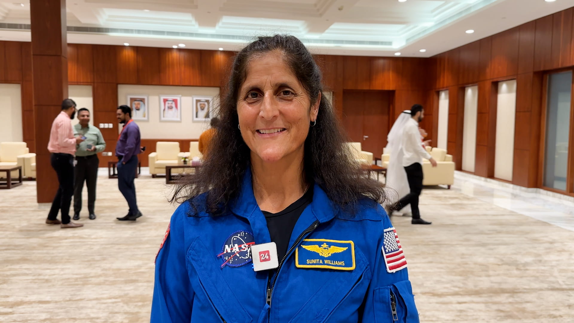 صورة بعنوان: رائدة الفضاء ويليامز تُلهم أطفال "الشارقة للكتاب" بتجربتها وقصصها 