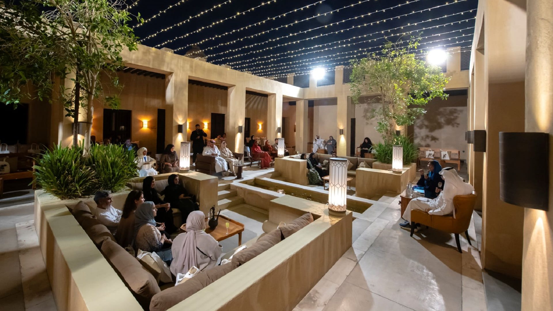 صورة بعنوان: نجوم الغانم تضيء مكامن الشعر في روحها بأمسية مجموعة كلمات 