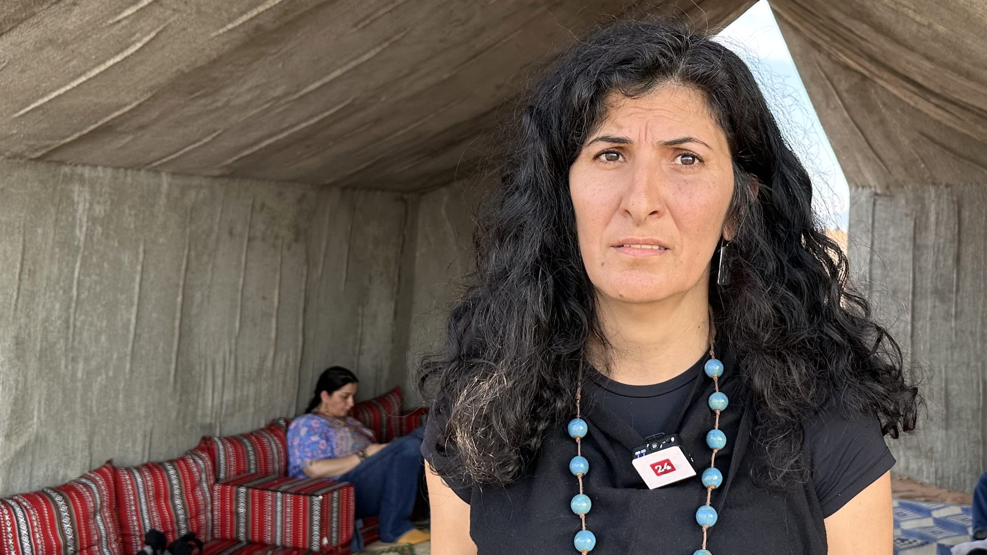 صورة بعنوان: ساندي هلال: الخيمة الخرسانية في المدام تسلط الضوء على مأساة غزة 