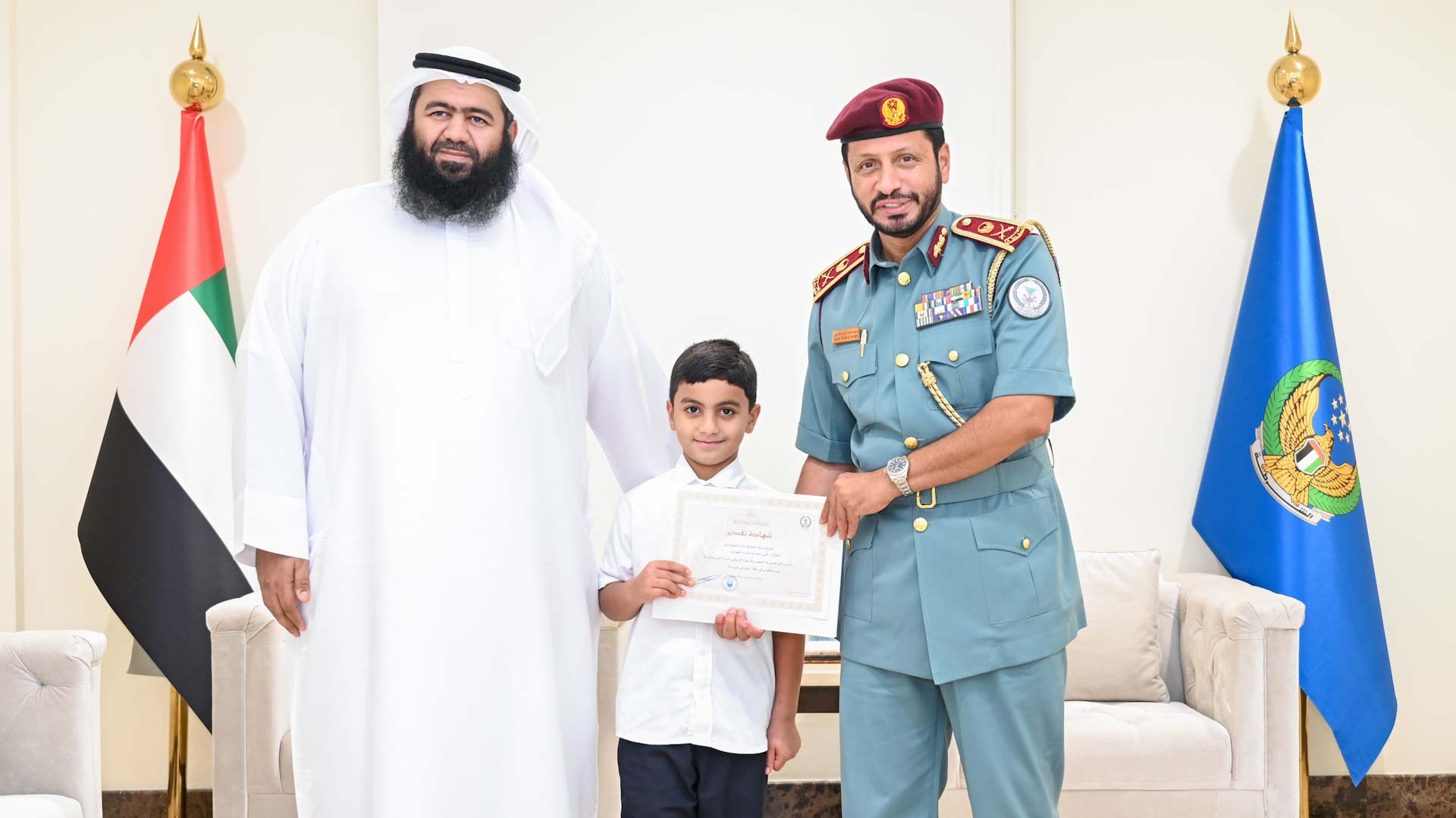 صورة بعنوان: قائد شرطة الشارقة يكرم طالباً لدوره البطولي في إنقاذ حياة زميله 