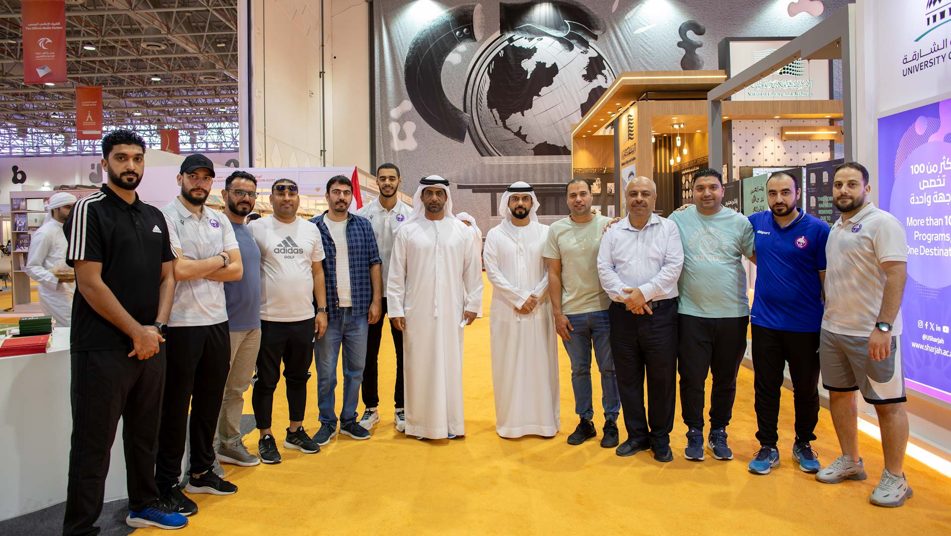 صورة بعنوان: لاعبو نادي الذيد يطلعون على أحدث إصدارات "الشارقة الدولي للكتاب" 