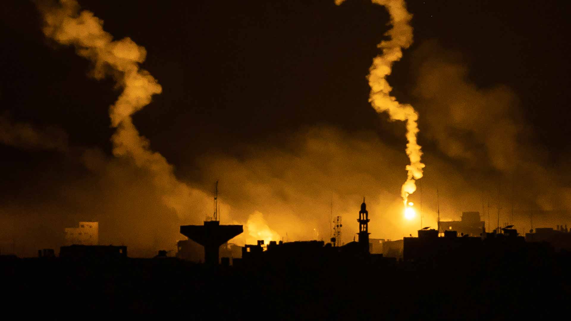 صورة بعنوان: في غزة الجريحة..رائحة الموت تزكم الأنوف والجرحى في شوارع بلا رعاية 