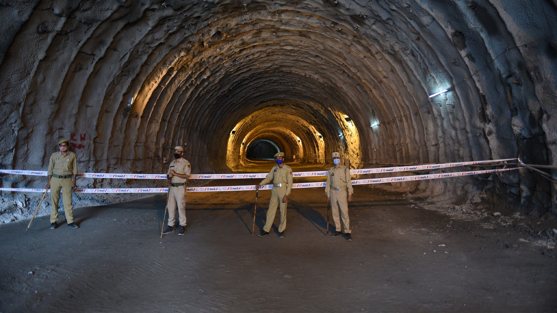 صورة بعنوان: السلطات الهندية تستنفر لإنقاذ 40 عالقاً بعد انهيار نفق قيد الإنشاء 