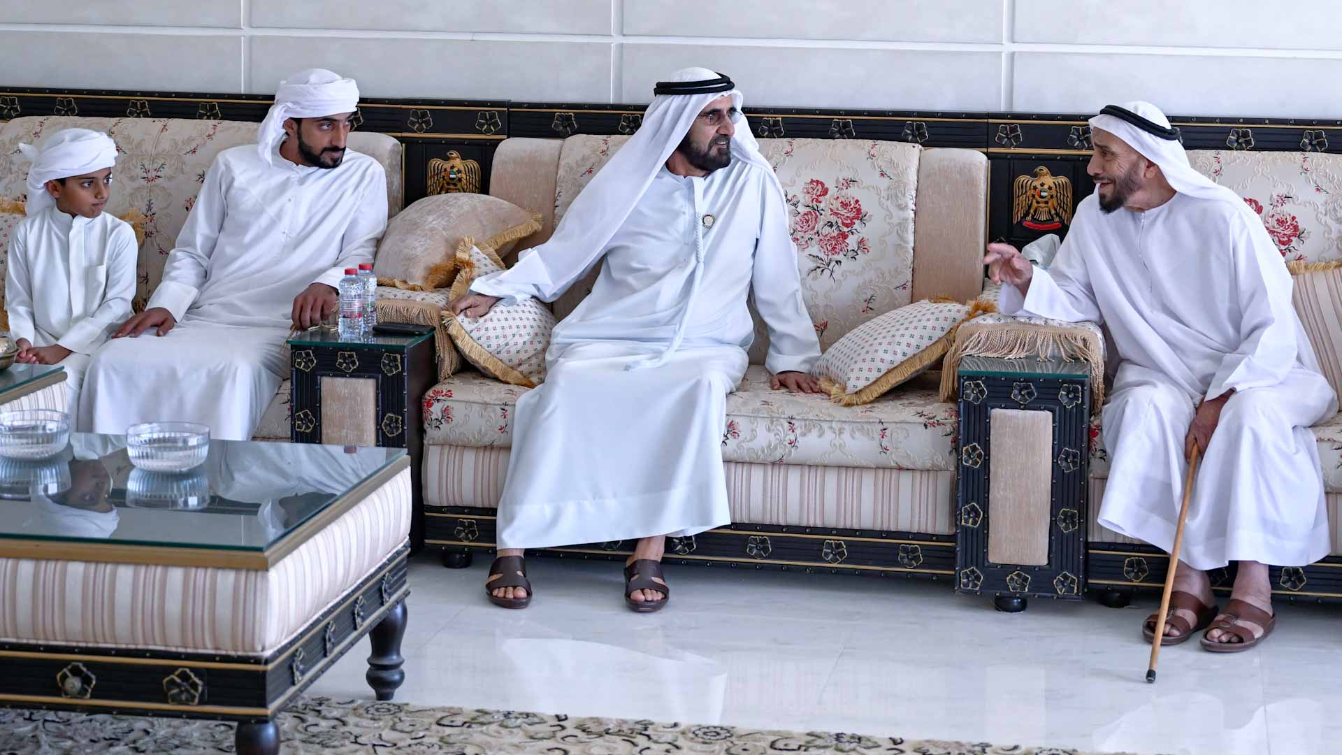 صورة بعنوان: محمد بن راشد يقدم واجب العزاء في وفاة زوجة سعيد بن عمهي المنصوري 