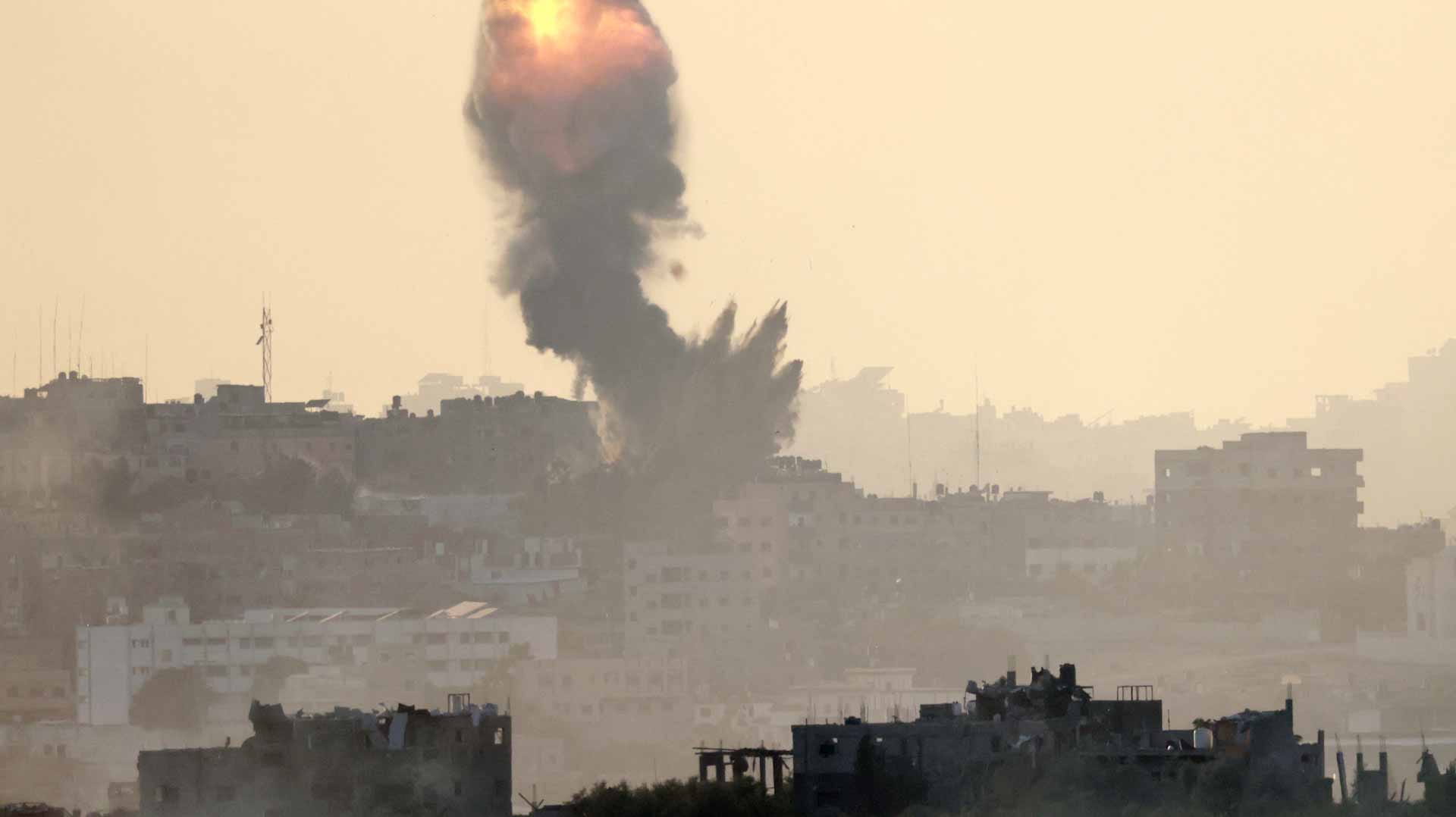 صورة بعنوان: رغم استمرار القصف..إطلاق صواريخ من جنوب قطاع غزة باتجاه إسرائيل 