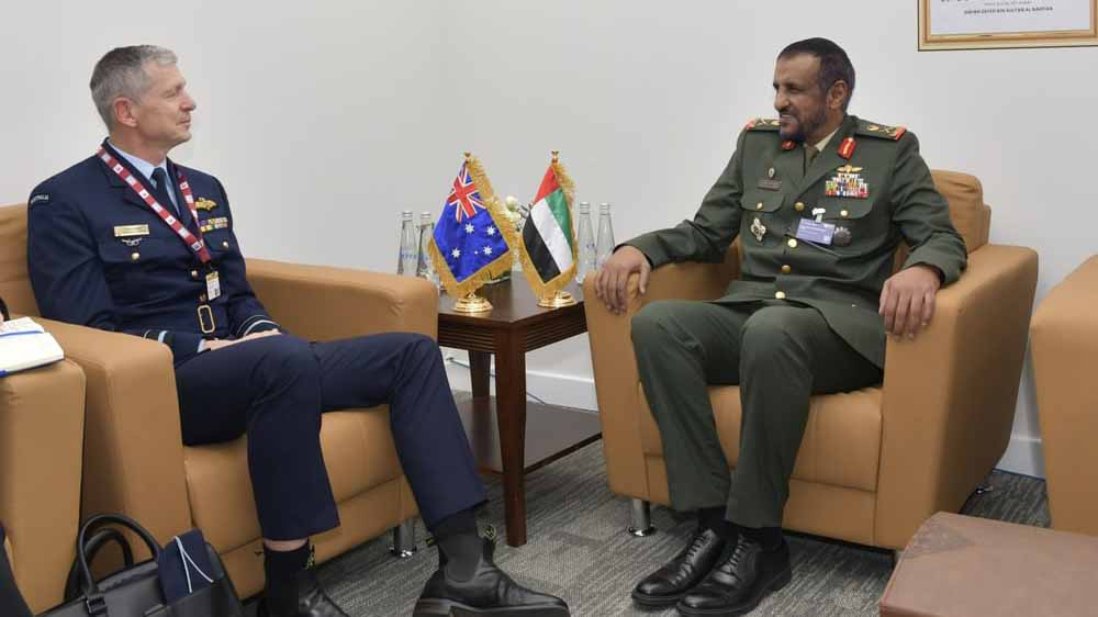 صورة بعنوان: قائد العمليات المشتركة يبحث التعاون مع عدد من ضيوف "دبي للطيران" 