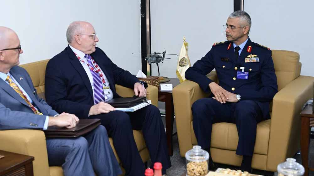 صورة بعنوان: بمكتبه..قائد الطيران المشترك يستقبل عدداً من ضيوف معرض دبي للطيران 