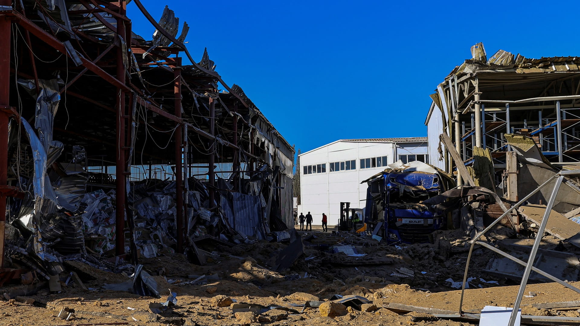 صورة بعنوان: قتيل ومصابان في قصف روسي لخيرسون الأوكرانية 