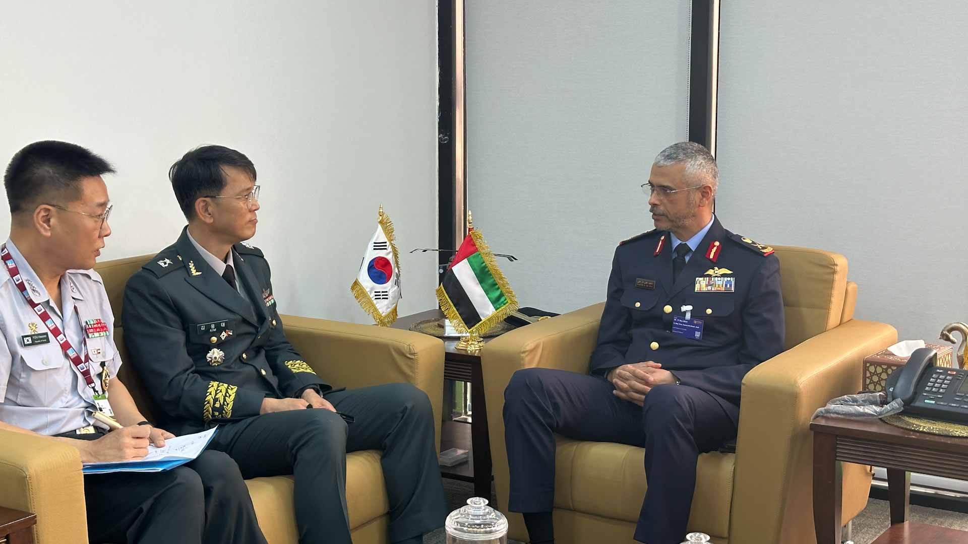 صورة بعنوان: قائد الطيران المشترك يستقبل ضيوف معرض دبي للطيران 2023 