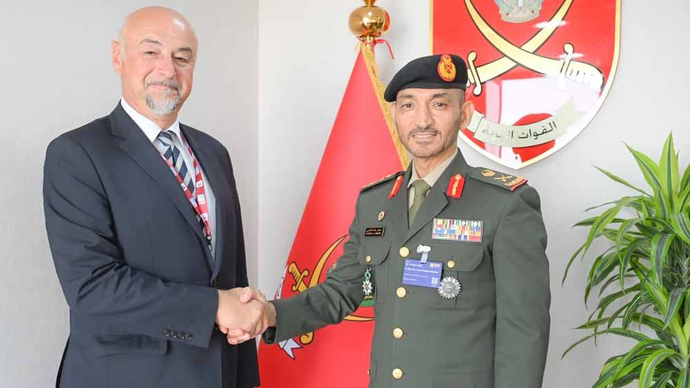 صورة بعنوان: قائد القوات البرية يستقبل عدداً من كبار ضيوف معرض دبي للطيران 