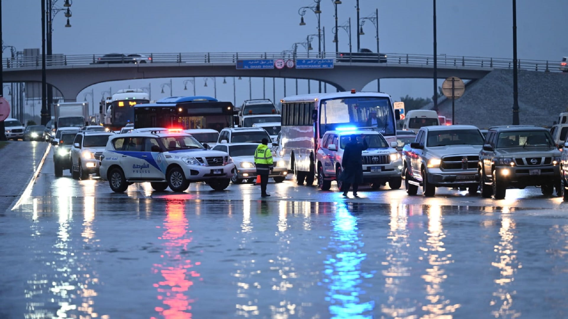صورة بعنوان: شرطة الشارقة تتعامل مع الأحوال الجوية بجاهزية تامة 