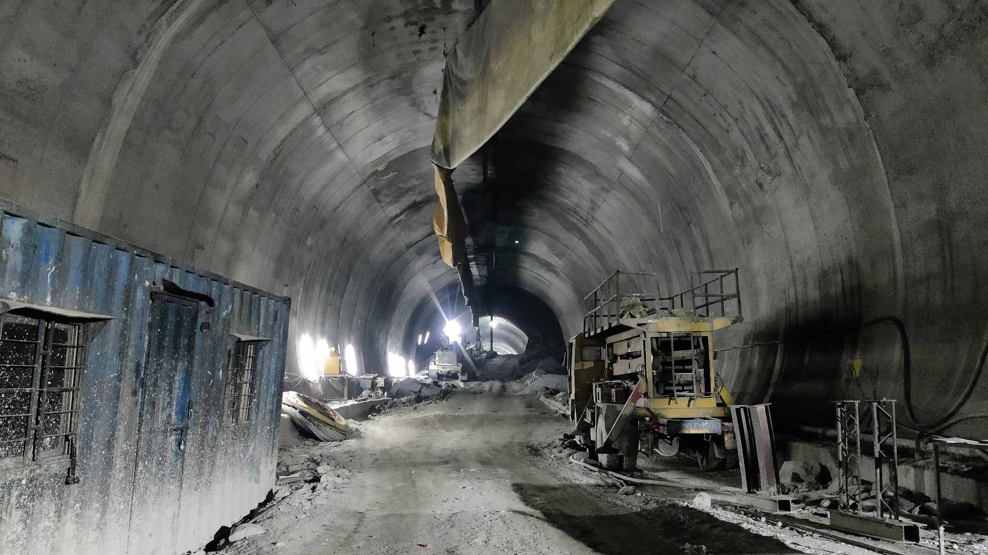 Image for the title: India tunnel rescue efforts paused over fears of cave-in 
