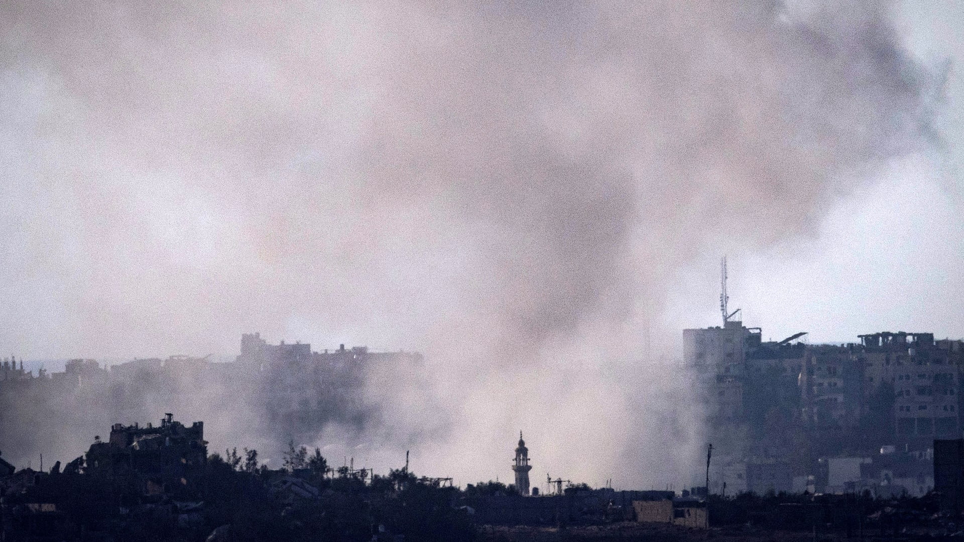 صورة بعنوان: وفاة 80 بينهم 32 من عائلة واحدة بقصف إسرائيلي على مخيم جباليا 