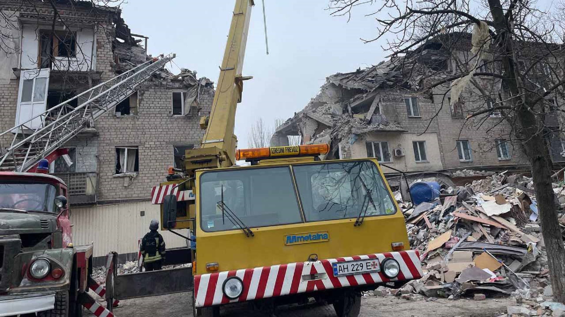 Image for the title: Ukraine says advancing at Dnipro river as drones target Kyiv 