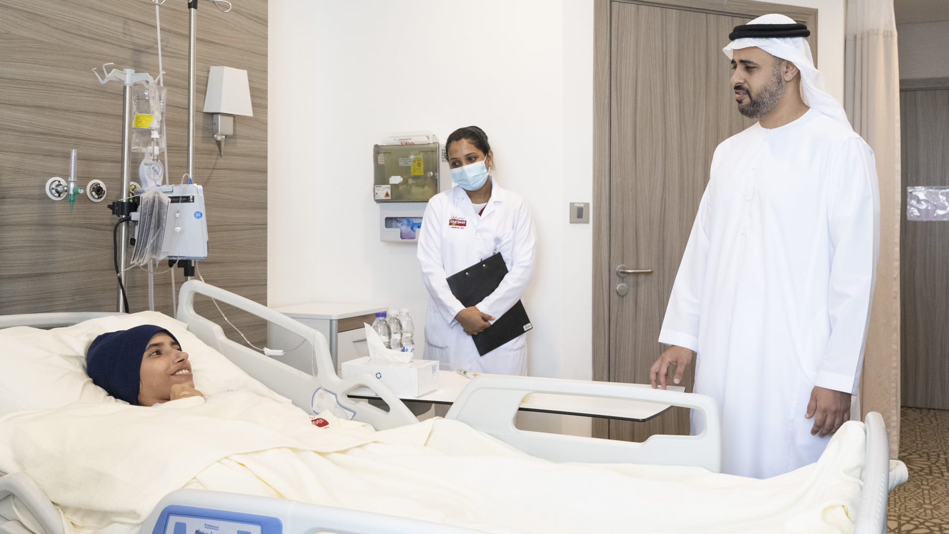 صورة بعنوان: ذياب بن محمد يتفقد الأطفال الفلسطينيين المصابين في مستشفيات الدولة 