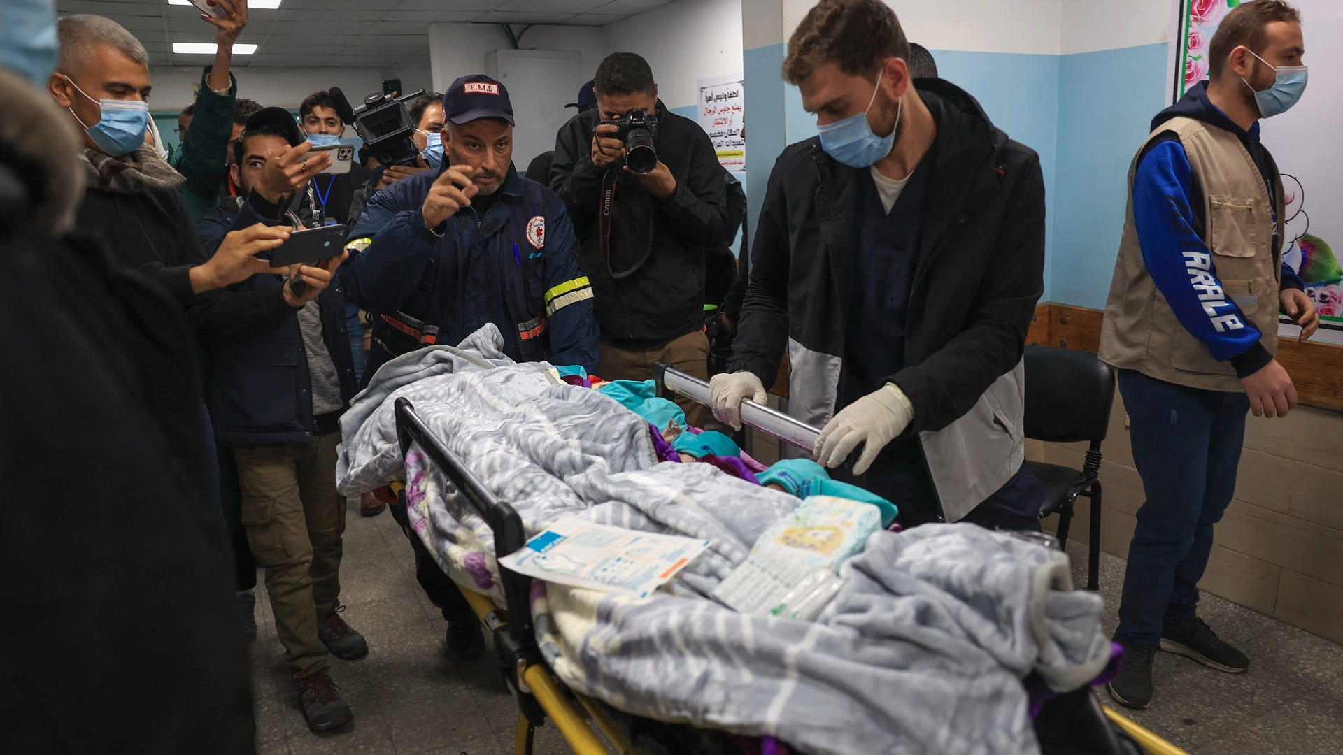 صورة بعنوان: مصادر مطلعة تعلن وصول 28 طفلاً خديجاً من غزة إلى مصر 