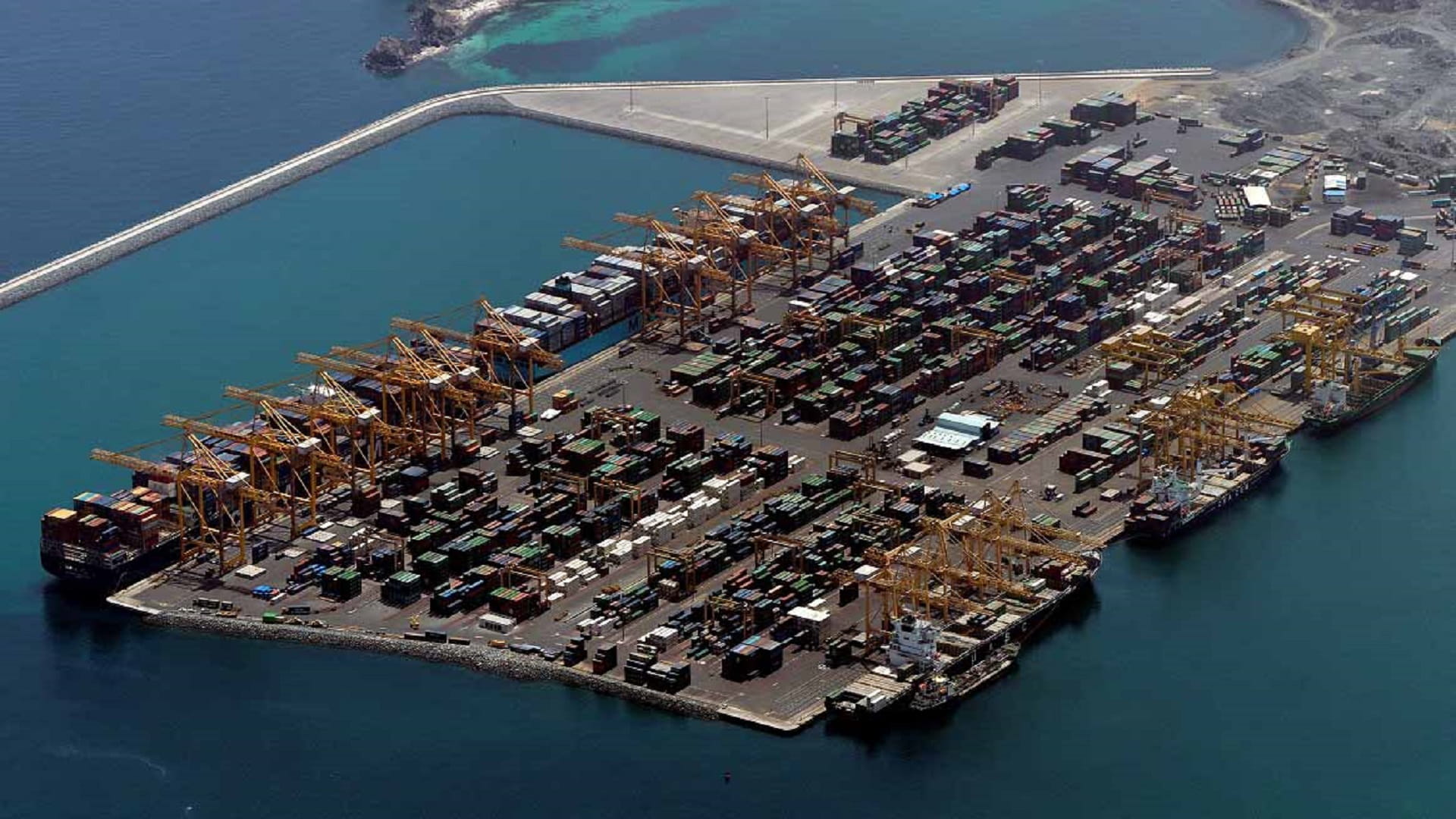 Image for the title: SPCFZA and Gulftainer extend concession agreements 