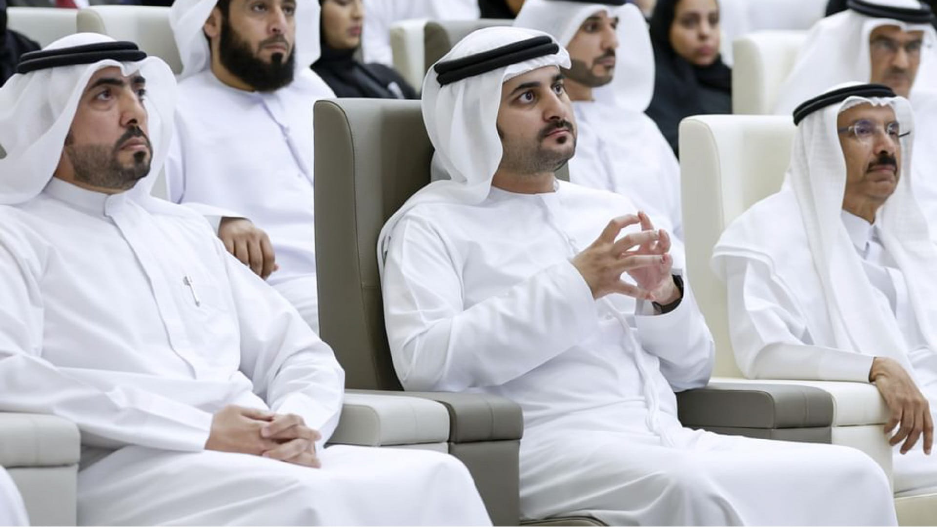 صورة بعنوان: مكتوم بن محمد يشهد جانباً من مؤتمر "التشريعات والمدن الرائدة"  