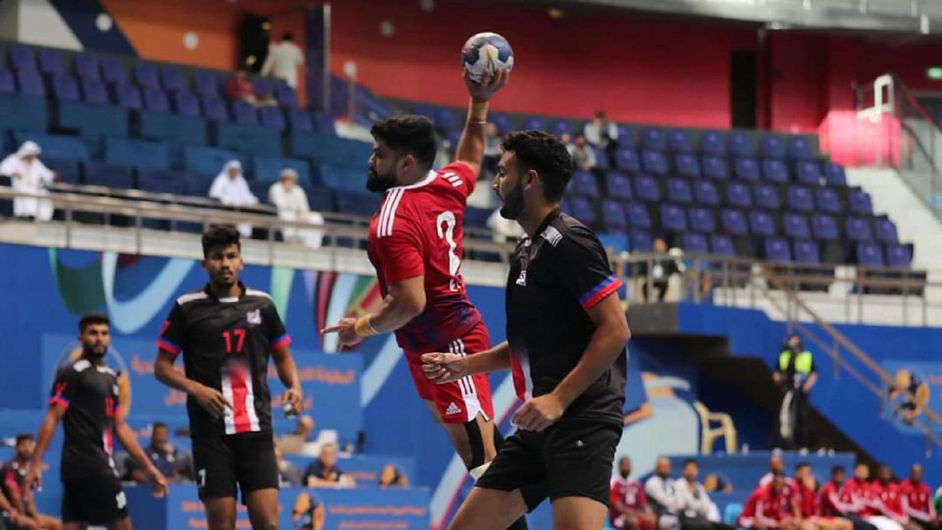 صورة بعنوان: الشارقة يتصدر مجموعته في آسيوية اليد 