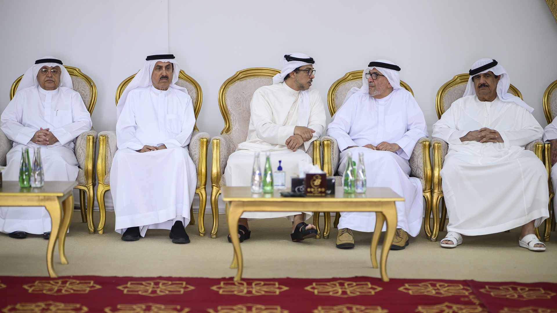 صورة بعنوان: منصور بن زايد يعزي صقر غباش في وفاة والدته 