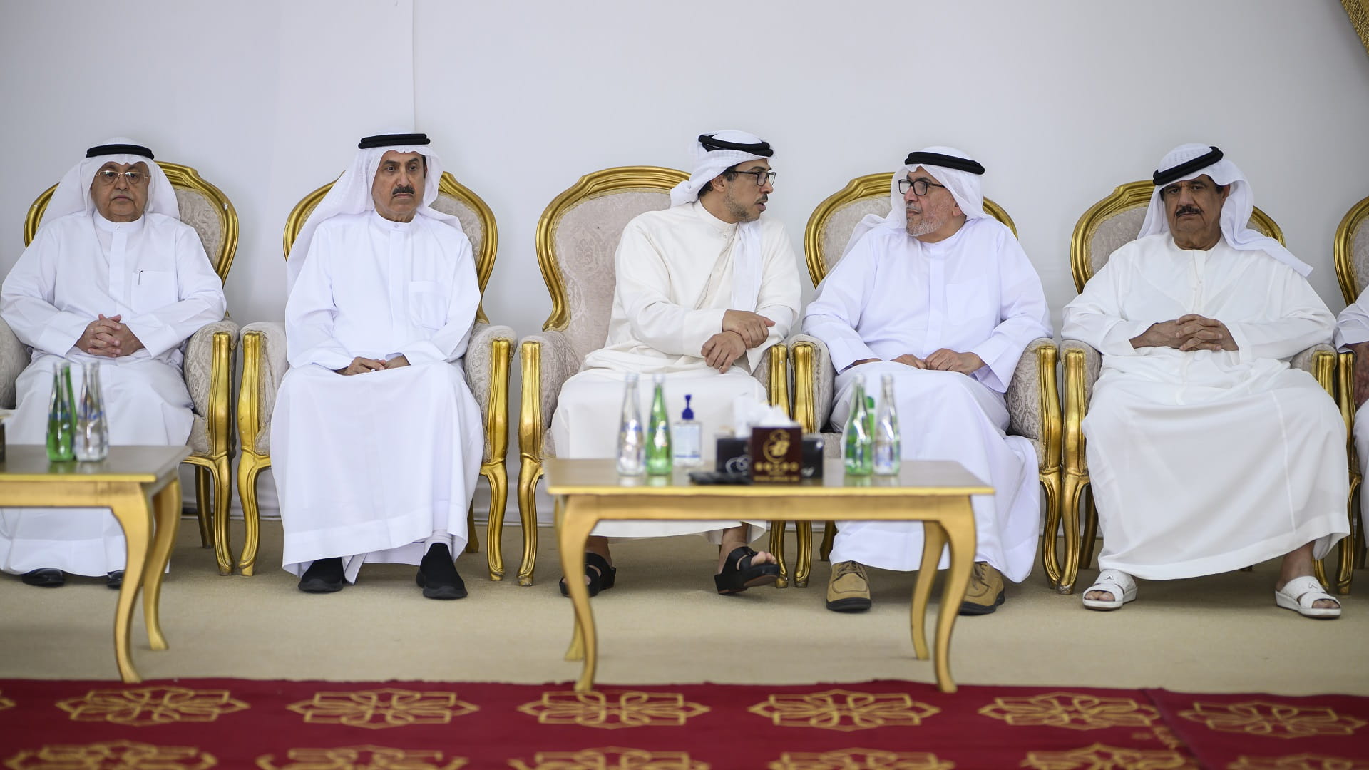 صورة بعنوان: منصور بن زايد يعزي صقر غباش في وفاة والدته 