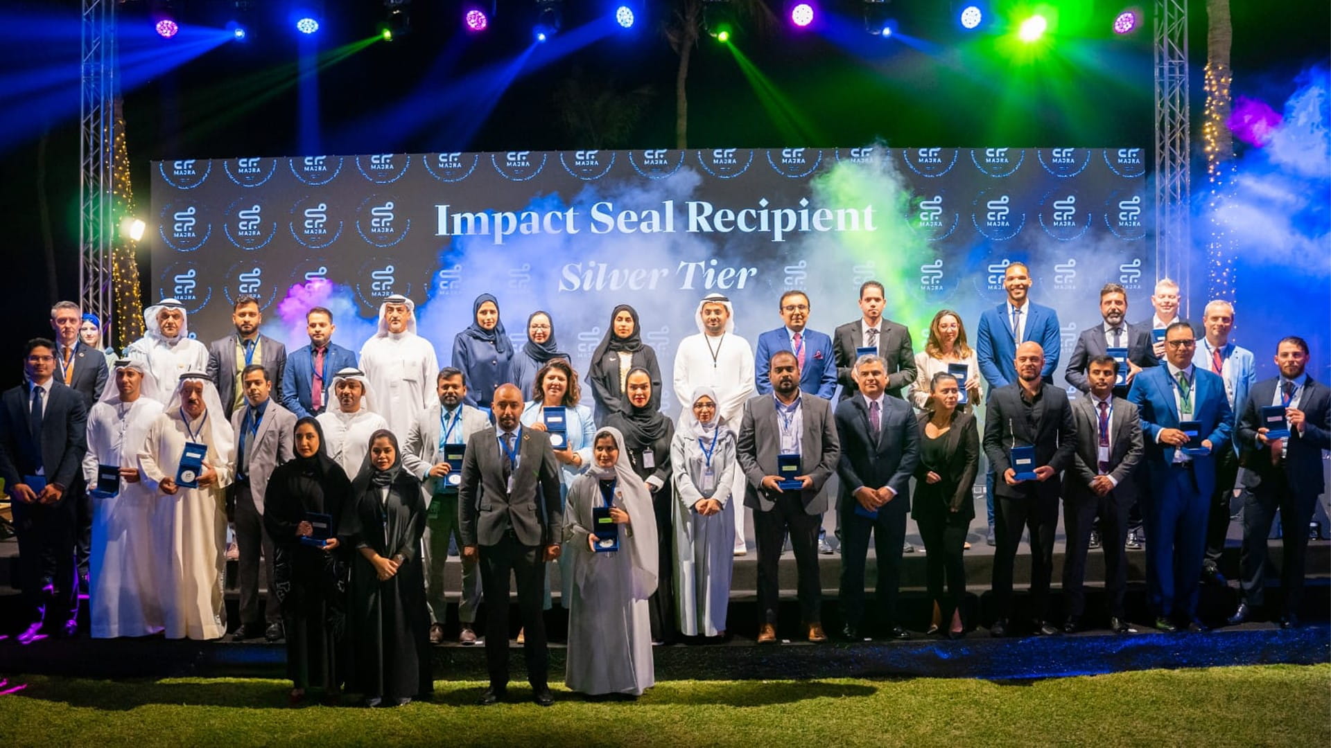 صورة بعنوان: غرفة الشارقة تحصد وسام الأثر المجتمعي الاتحادي عن الفئة الفضية 