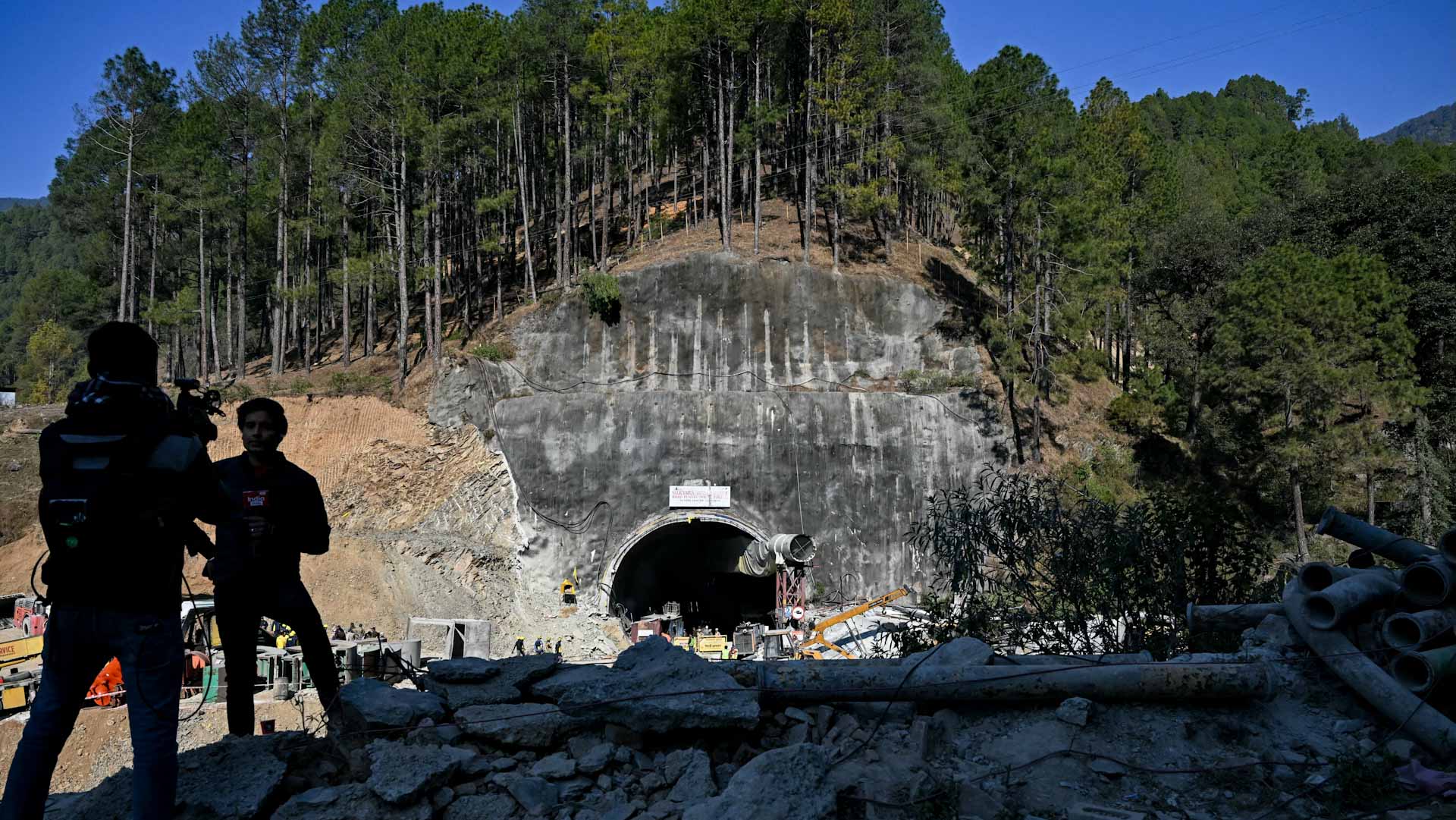 Image for the title: Indian rescuers get closer to 41 trapped workers 