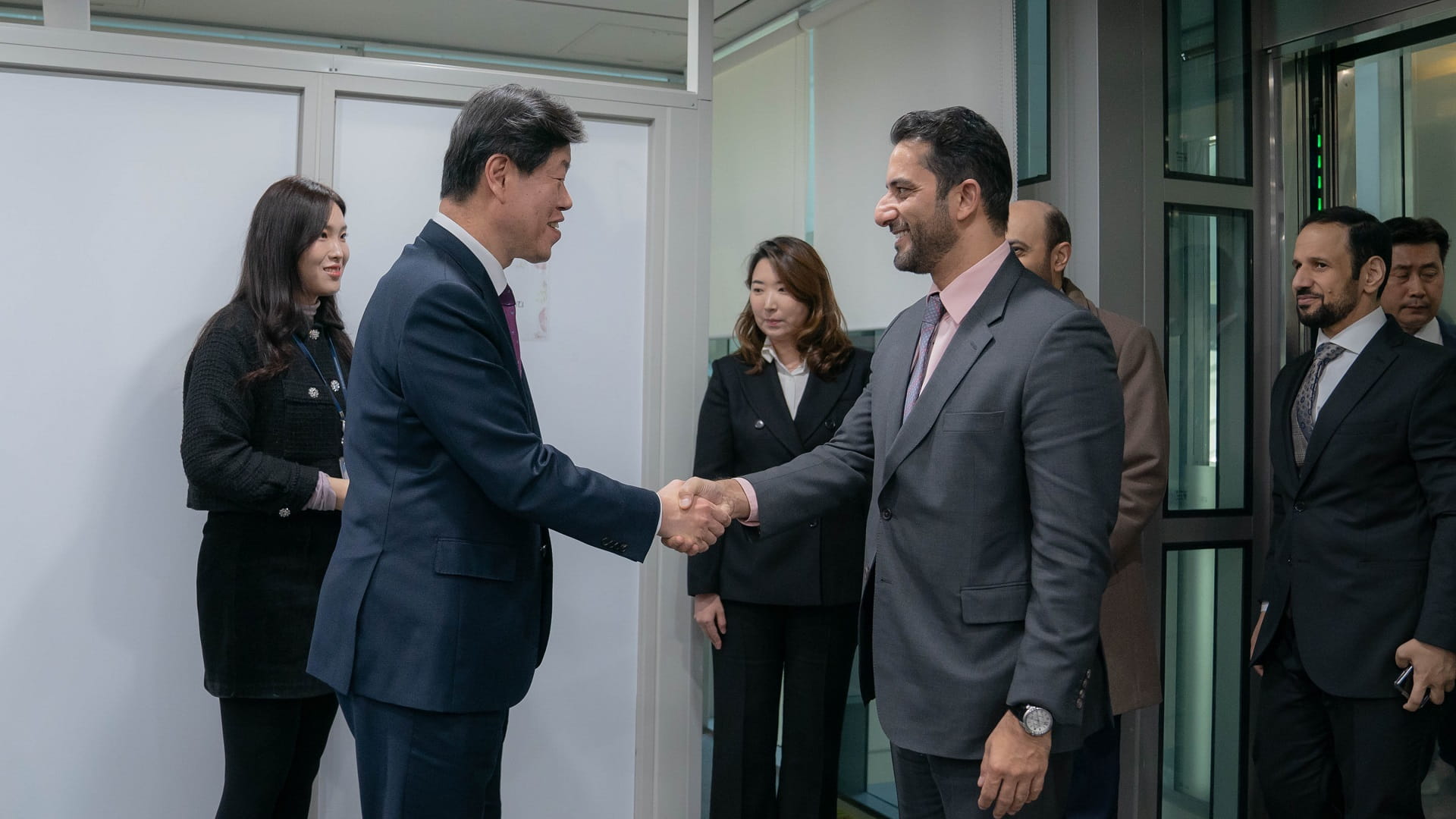 Image for the title: Sultan bin Ahmed meets V. Mayor of Seoul Metropolitan Government 