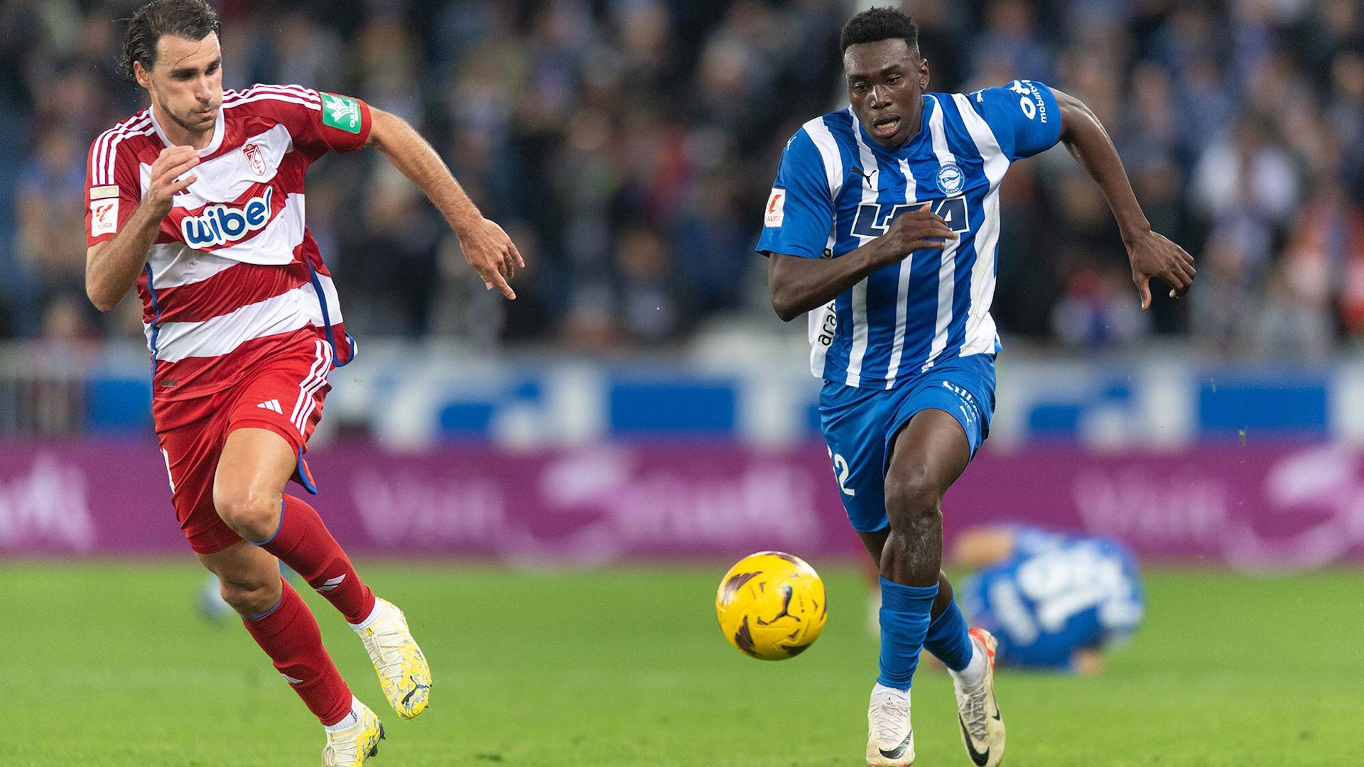 صورة بعنوان: ألافيس يزيد من أوجاع غرناطة في الدوري الإسباني 