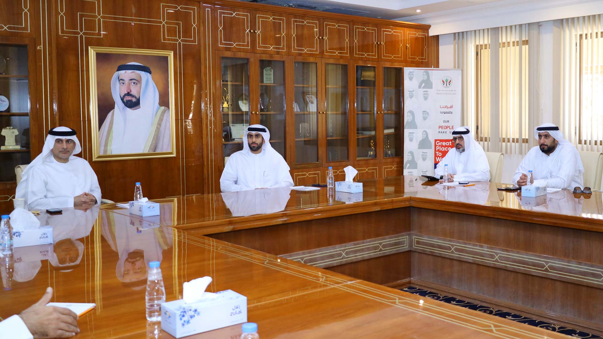 صورة بعنوان: كهرباء الشارقة تبحث مع "بيئة" توفير خدمات وفق معايير الاستدامة 