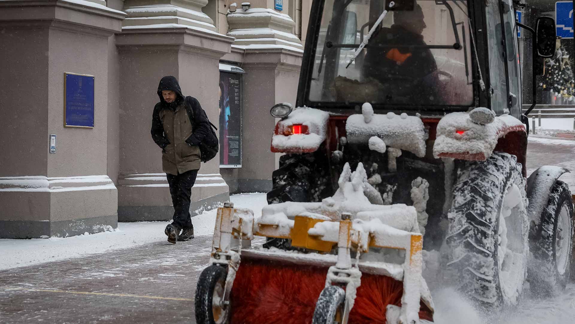صورة بعنوان: في أوكرانيا.. عاصفة تقطع التيار الكهربائي وتعرقل الحركة البرية 