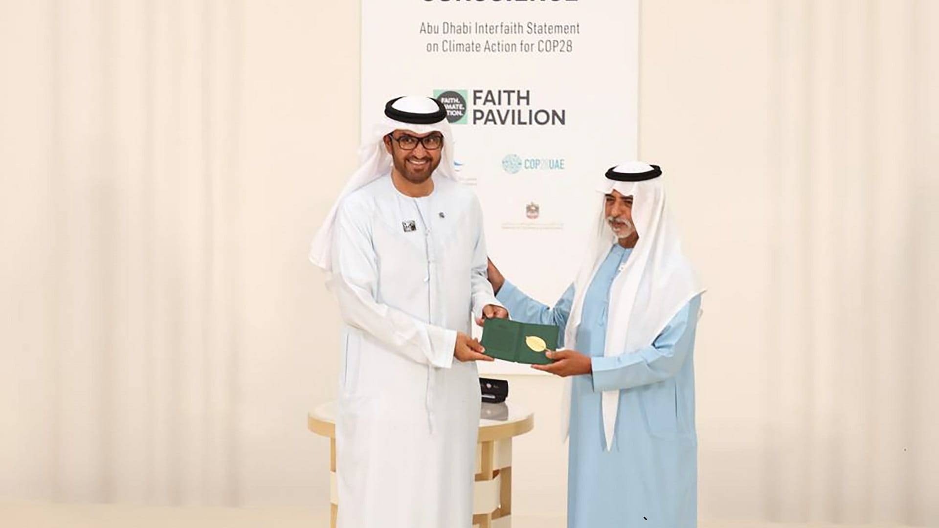 صورة بعنوان: نهيان بن مبارك يكرم الشركاء المنظمين لجناح الأديان في COP28  