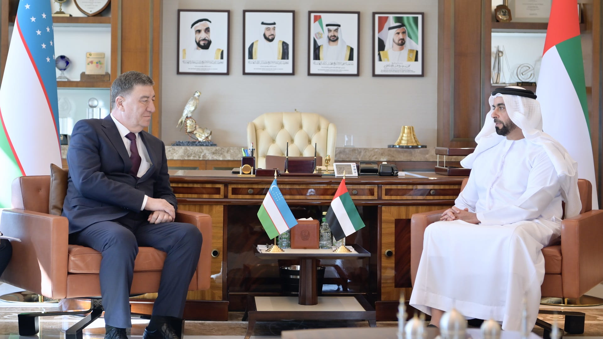 صورة بعنوان: سيف بن زايد يلتقي وزير الشؤون الداخلية الأوزبكي 