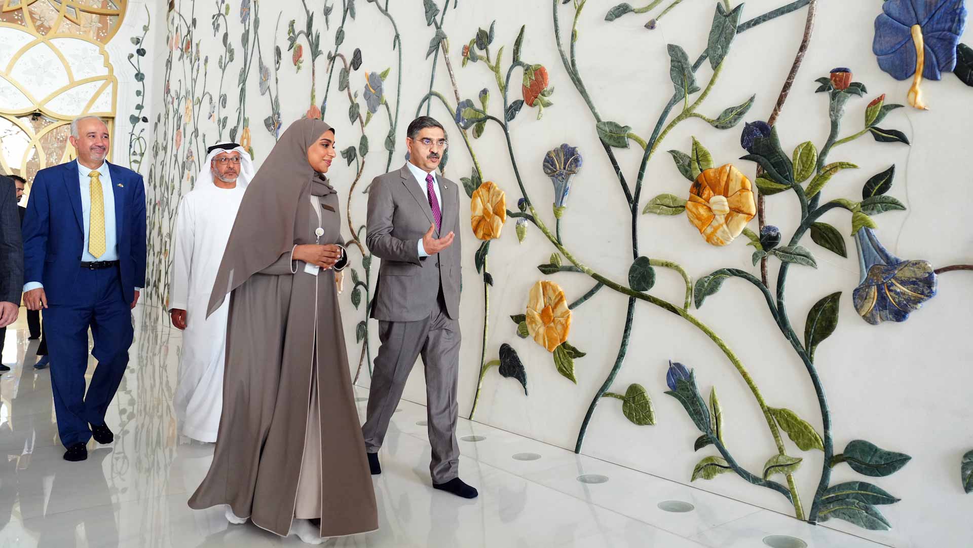 صورة بعنوان: رئيس وزراء باكستان يزور جامع الشيخ زايد الكبير في أبوظبي 