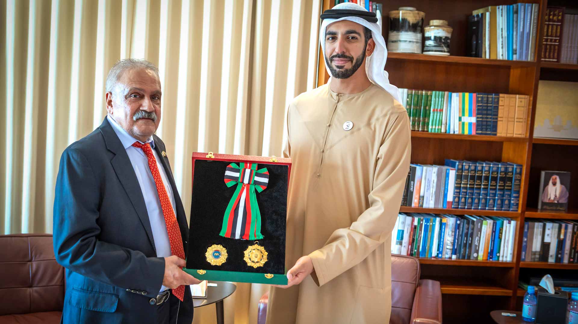 صورة بعنوان: رئيس الدولة يمنح سفير جنوب أفريقيا وسام الاستقلال 