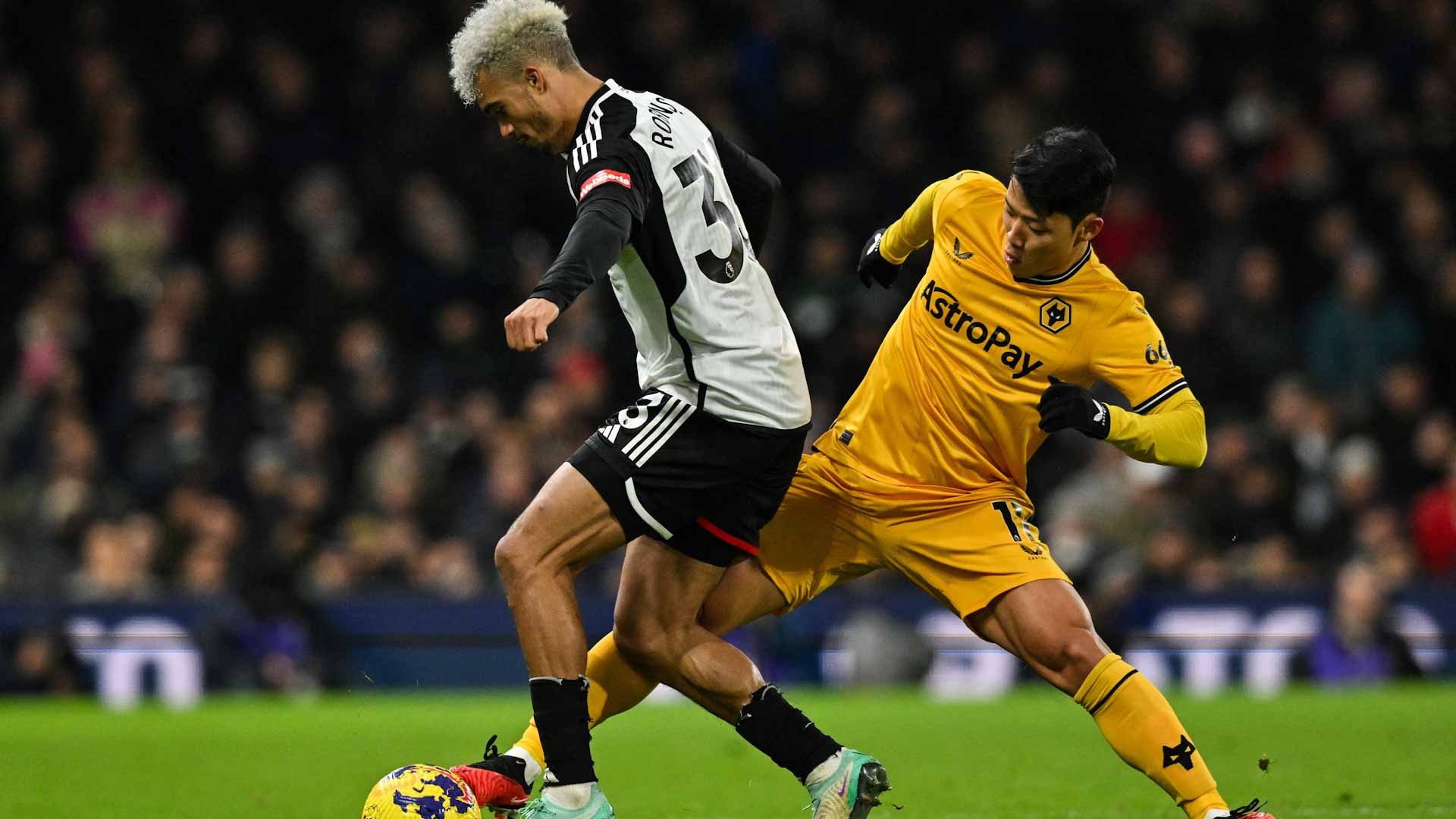 صورة بعنوان: فولهام يخطف فوزاً مثيراً من وولفرهامبتون في الدوري الإنجليزي 