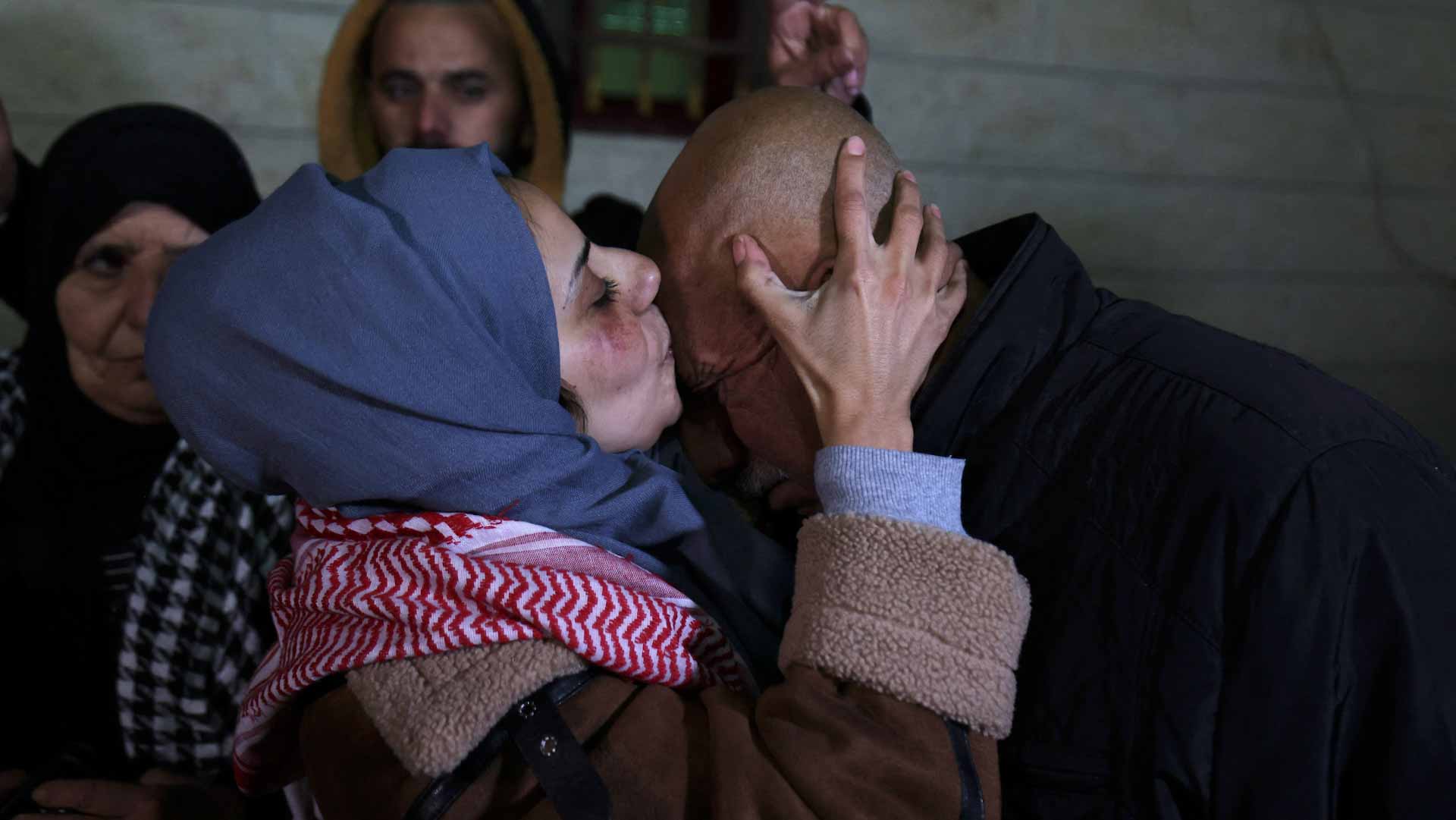 Image for the title: US sends first of three military planes with Gaza aid 