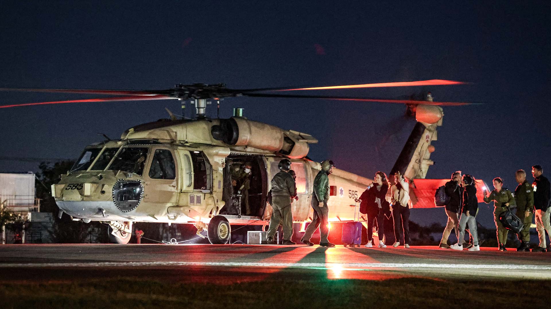 صورة بعنوان: إسرائيل تطلق سراح 30 فلسطينياً مقابل تسلمها 12 رهينة من "حماس" 